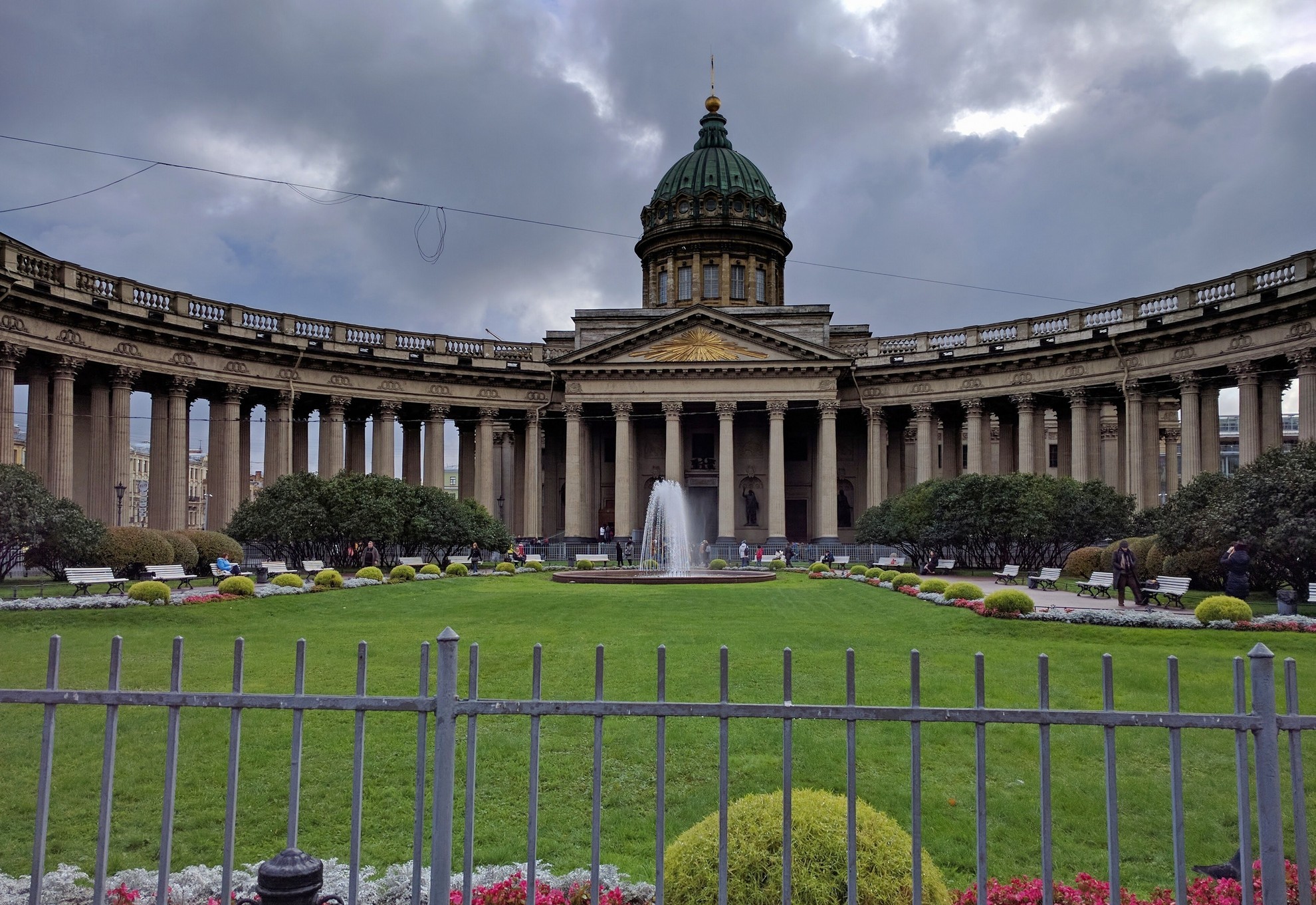 Петербурге 37. Лужайка Питер собор. Клумба перед казанским собором.