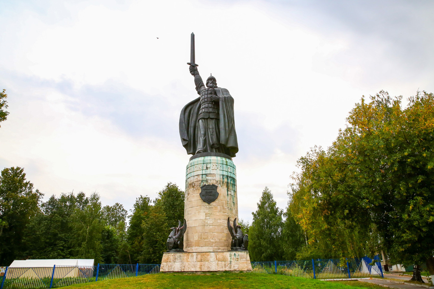 Муроме на 14 дней. Памятник богатырю в Костроме. Статуи богатырей в Белинском парке Пенза.